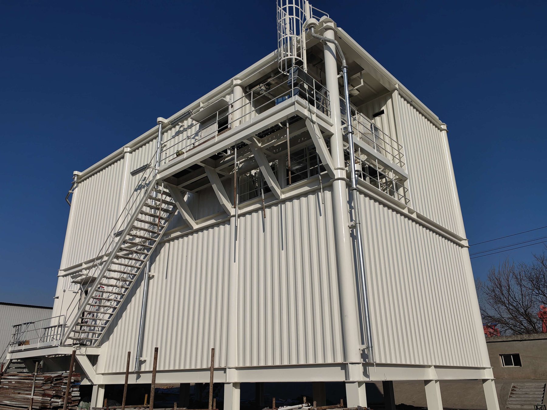 Two-level offshore E-House package with external stairs and access platform