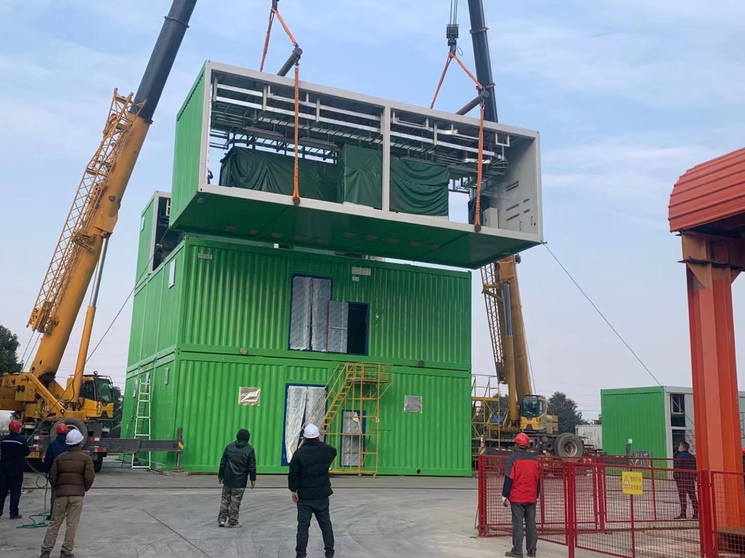 Onshore module stacking by crane